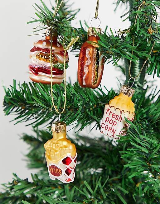 moderne božićne kuglice darovi za božić Istražili smo kakve se božićne dekoracije mogu naći pa pogledajte 11 najzanimljivijh. Džin, pink pjenušac, pomfrit, hamburgeri, hobotnice… ne znamo još kakve će nam proslave dopustiti korona, no, čini se, da će društvo na boru bar biti dosta šareno i veselo!