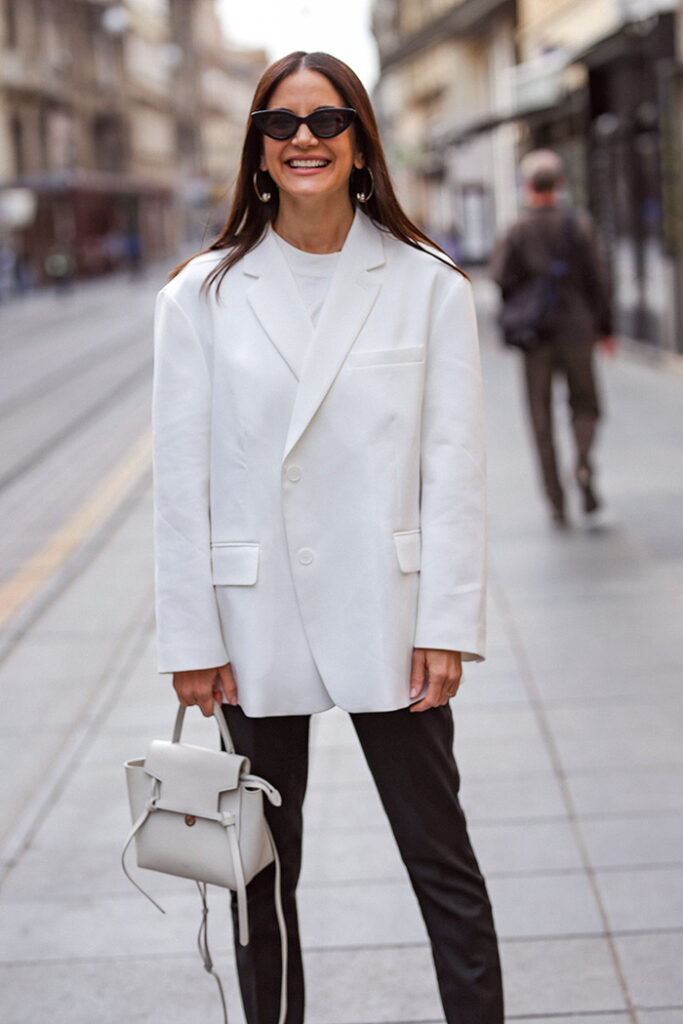 bijeli sako street style Maja Blažević macha kava